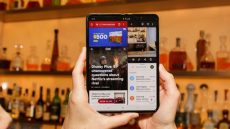 Galaxy Fold: Cuộc sống với màn hình nhăn, notch và khe hở không khí